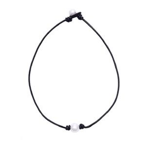 “VSCO” PEARL NECKLACE